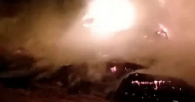 Kısa sürede yanan samanlık alevlere teslim oldu VİDEO İZLE