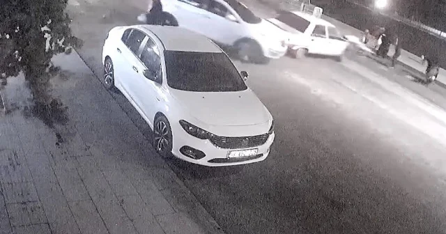 Çorum da otomobil yaya geçidinde duran araca böyle çarptı: 2 yaralı VİDEO İZLE