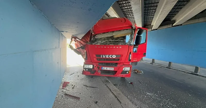 İstanbul Küçükçekmece de TIR alt geçide sıkıştı!
