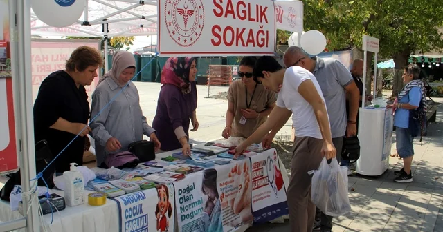 Sinop ta kurulan Sağlık Sokağı nda vatandaşlar bilgilendiriliyor Sinop Haberleri