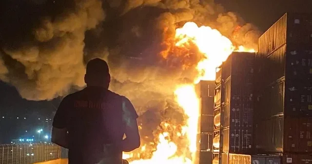 Aliağa Limanı nda balık yağı yüzünden hızla büyüyen yangın faciaya yol açmadan önlendi VİDEO İZLE