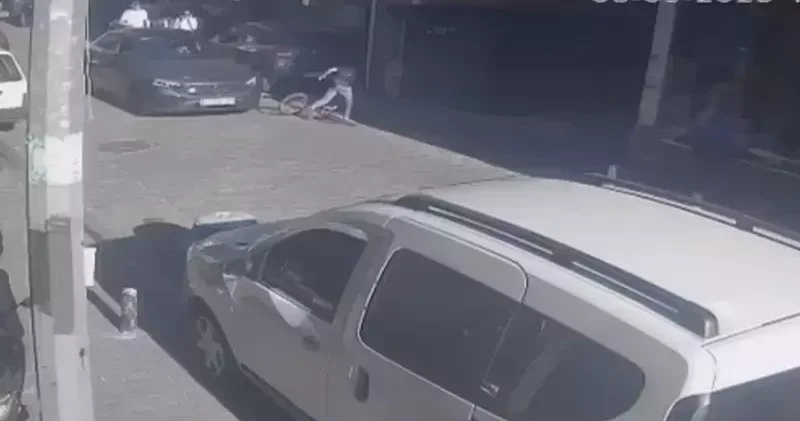 Kağıthane de kovaladığı çocuğa otomobil çarptı; yere düşünce tekme ve yumrukla darbetti