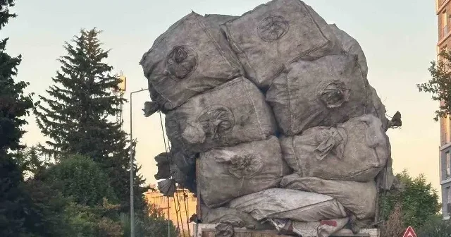 Sürücünün aşırı yük yüklediği kamyonet hem yayalar hem araçlar için büyük tehlike oluşturdu Adıyaman Haberleri