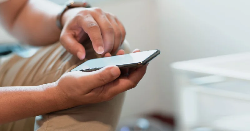 Araştırma: Tuvaletteyken akıllı telefonla vakit geçirmek hemoroid riskini artırıyor