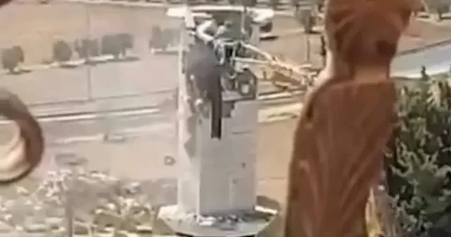İşgalci İsrail in Batı Şeria da caminin minaresini yıktığı anlar kameraya yansıdı VİDEO İZLE