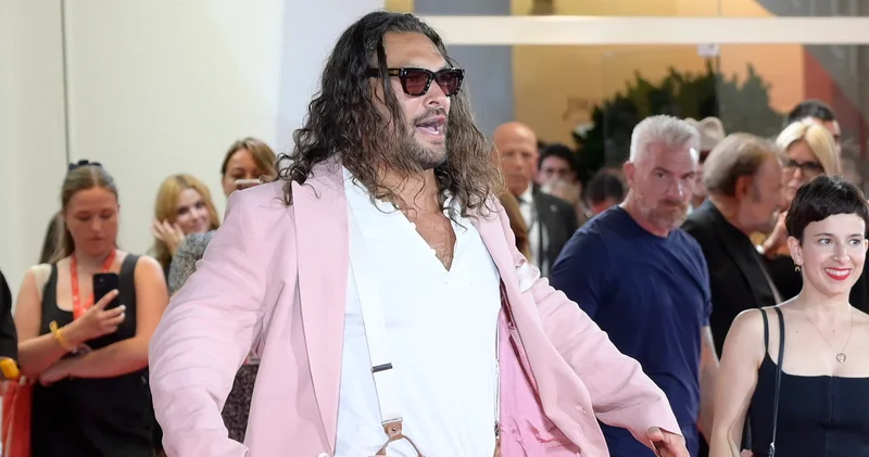 Jason Momoa Venedik kırmızı halısına pembe terlik ve pembe ojeyle çıktı magazin haberleri
