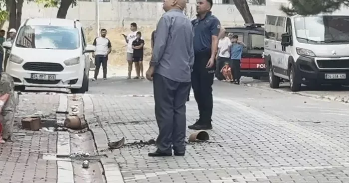 Evini yakmaya çalıştı, müdahale eden polise saksı attı