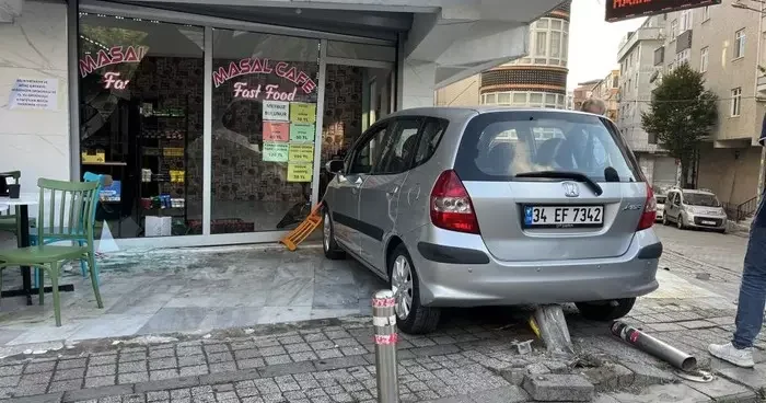 Fren yerine gaza bastı, önce yayaya ardından büfeye çarptı: 1 yaralı