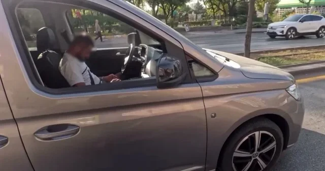 Ankara da ilginç görüntüler: Akan trafiğin ortasında uyuyakaldı VİDEO İZLE