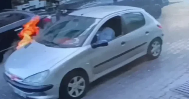 Antalya da seyir halindeki otomobilin yanma anı kamerada VİDEO İZLE