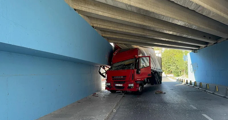 “Navigasyon yönlendirdi” dedi, kamyon alt geçide takıldı