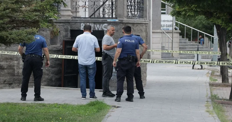 Cami tuvaletinde bıçaklı kavga: Yaralı adam kaçarken yere yığıldı