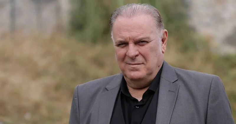 Burak Sergen 64 yaşında gençleşti! Eşiyle fotoğrafı sosyal medyayı salladı