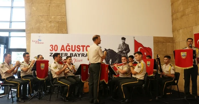 Trabzon da askeri bando Zafer Bayramı konseri verdi Trabzon Haberleri