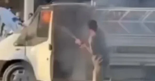 Hatay da bir vatandaşın çalkaladığı gazlı içecekle yangına müdahale ettiği anlar kamerada VİDEO İZLE