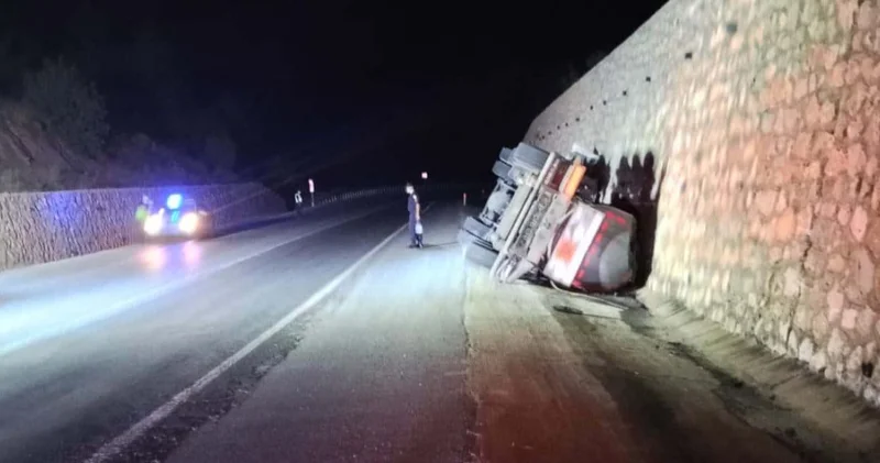 Asit yüklü tanker devrildi: Faciadan dönüldü