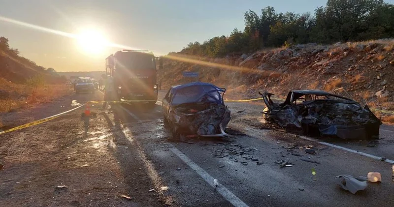 Karabük te korkunç kaza! 2 araç kafa kafaya çarpıştı: 3 kişi hayatını kaybetti
