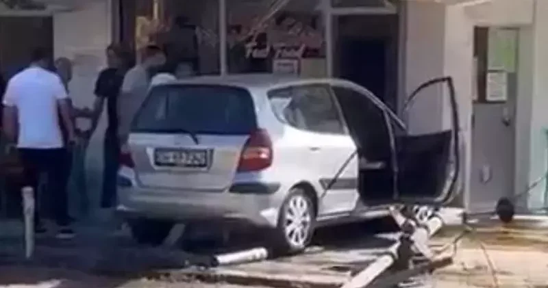 Güngören’de yayaya çarpan otomobil aydınlatma direği ve iş yerinin duvarına çarparak durdu