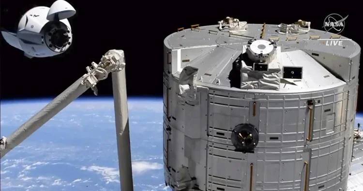 SpaceX in Dragon kapsülü, Uluslararası Uzay İstasyonu nun yörüngesini yükseltti