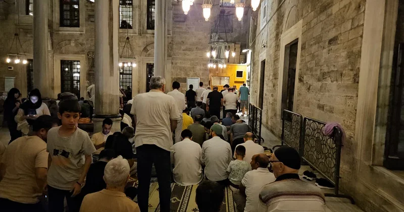 Mevlid Kandili nde Eyüpsultan Camii ne akın