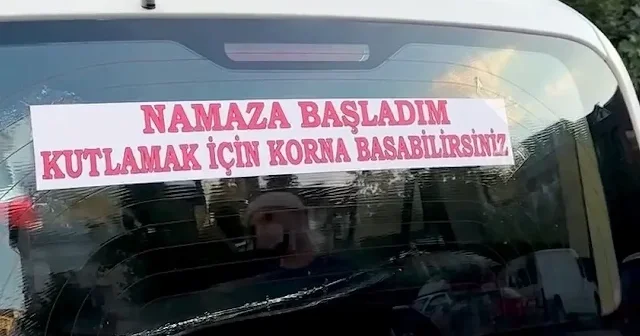 Trafikte gülümseten hareket: Namaza başladım kutlamak için kornaya bas VİDEO İZLE
