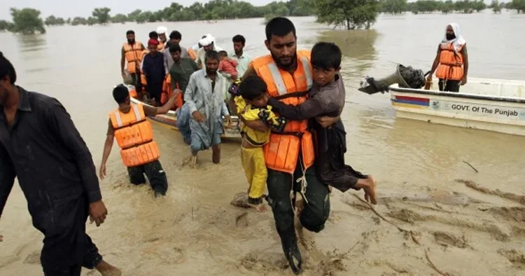 Pakistan da binlerce köy sular altında kaldı: Yarım milyon kişi tahliye edildi