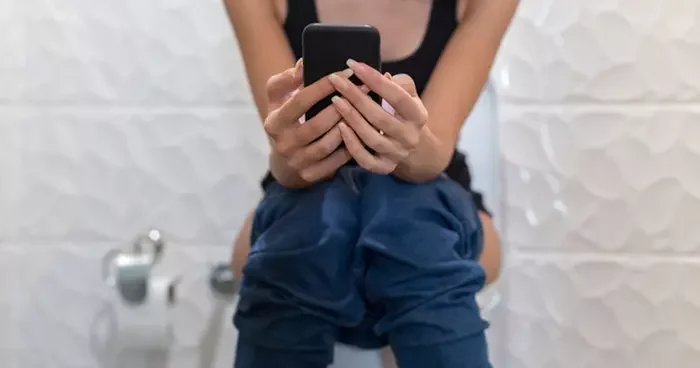 Uzun süre tuvalette telefonla oynayanlar dikkat! Bu hastalığa neden oluyor! 5 dakika kuralı var...