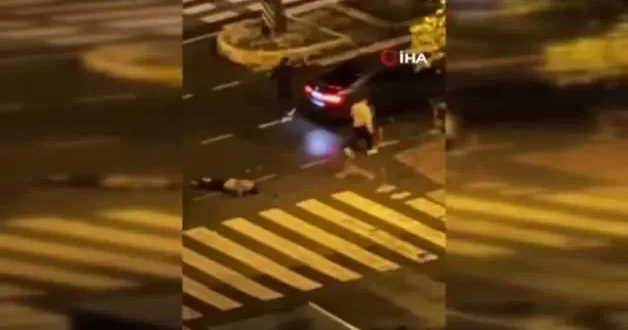 Beylikdüzü nde iki şüpheli, bayılttıkları vatandaşı yerde yumruklamaya devam etti