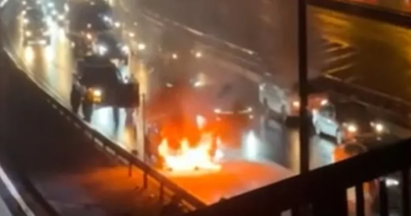 Küçükçekmece de seyir halindeki otomobil alev alev yandı Sözcü Gazetesi