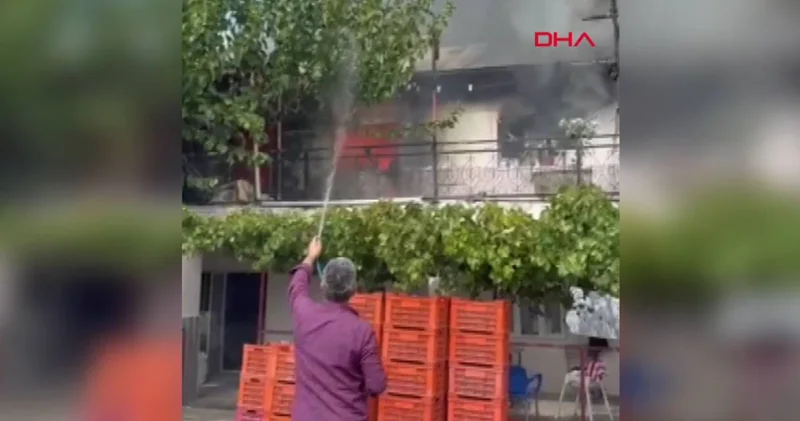 Evde çıkan yangına bahçe hortumuyla müdahale etti