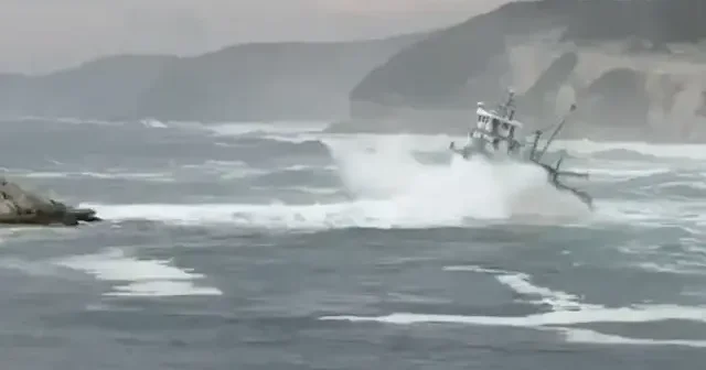 Balıkçı teknesinin dev dalgalarla mücadelesi VİDEO İZLE