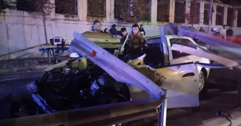 İstanbul da korkunç kaza: Otomobil bariyere girdi