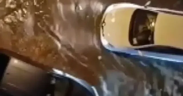 Üsküdar da sağanak yüzünden caddeler göle döndü VİDEO İZLE
