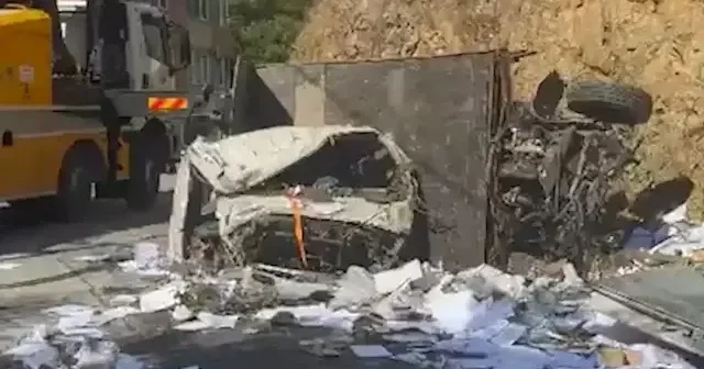 Sarıyer’de kontrolü kaybolan kamyonet şarampole devrildi: 2 yaralı VİDEO İZLE