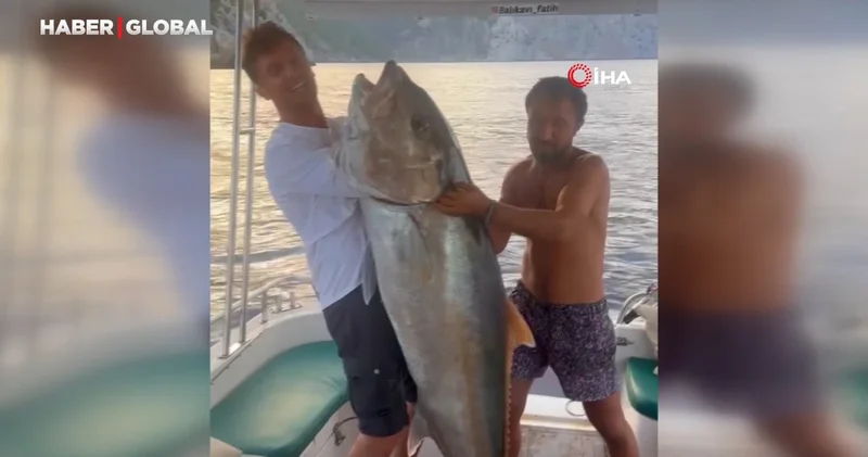 Antalya da şaşırtan anlar: Olta ile 60 kiloluk balık yakaladılar