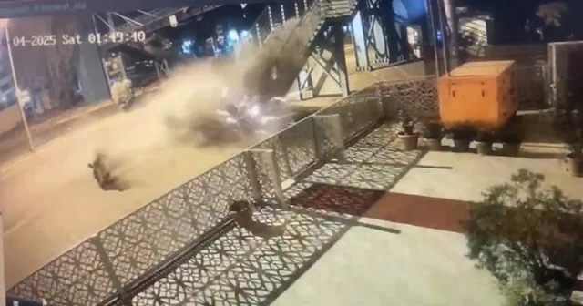 Otomobilin üst geçit merdivenlerine çarptığı kaza kamerada; 1 ölü Şanlıurfa Haberleri