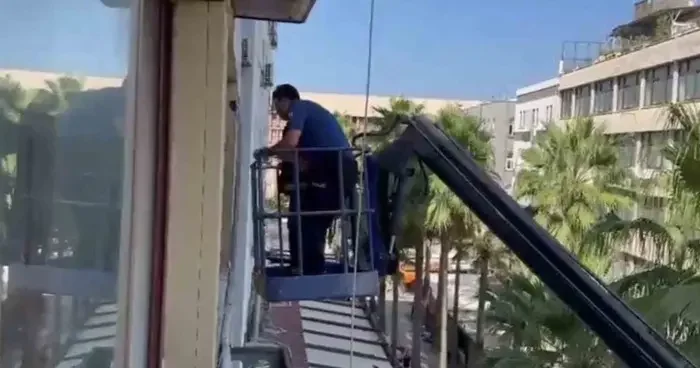 Kapıyı kilitleyerek polisten kaçmaya çalışan hırsızı, polis ekipleri vinçle camdan iş yerine girerek yakaladı