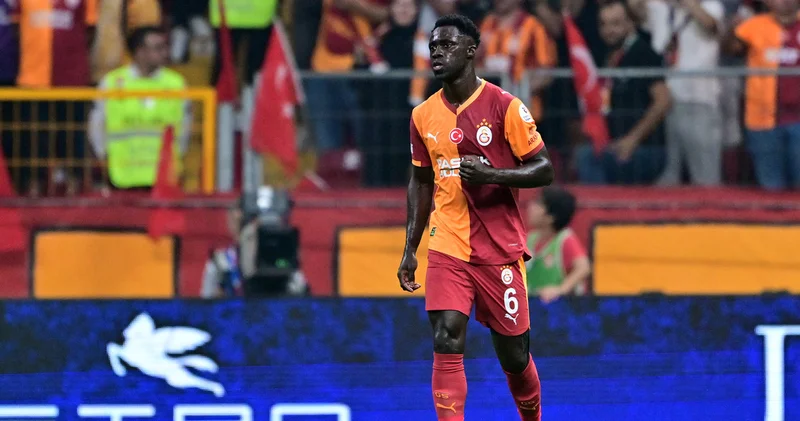 Galatasaray derbide 10 kişi kaldı: Davinson Sanchez kırmızı kart gördü! Galatasaray Haberleri