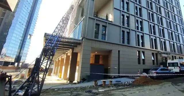 Şişli de inşaat alanındaki vinç öğrenci yurduna devrildi VİDEO İZLE