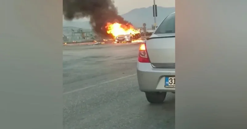 Işıklarda bekleyen otomobilin alev topuna döndü Sözcü Gazetesi