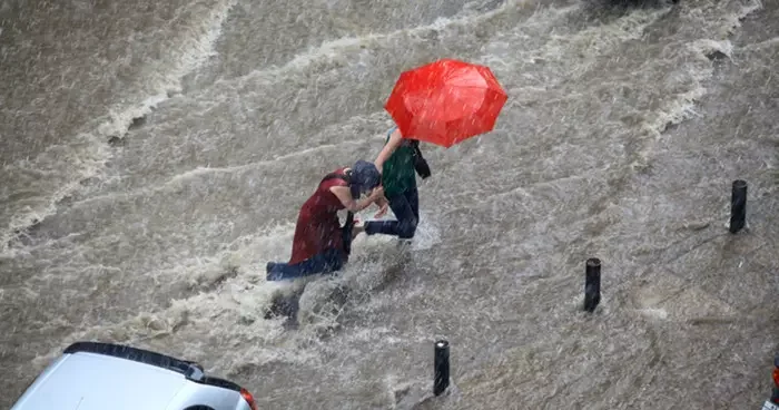 Dikkat! Meteoroloji alarm verdi: Sağanak yağış ve fırtına ve uyarısı! Hafta sonu hava nasıl olacak?