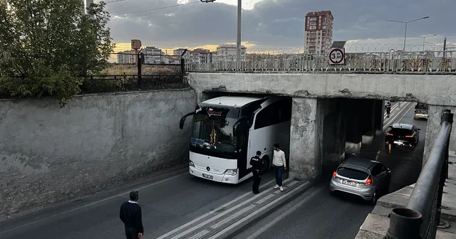 Ağrı 1970 Spor un takım otobüsü, Kayseri de altgeçide sıkıştı Kayseri Haberleri