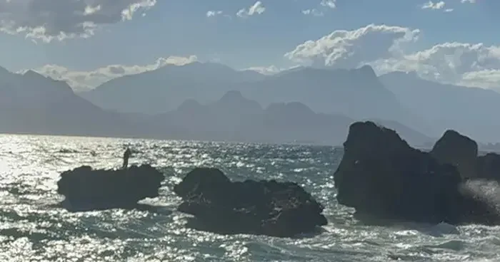 Antalya da bir kişi çıktığı kayalıkta dalgaların boyu yükselince mahsur kaldı