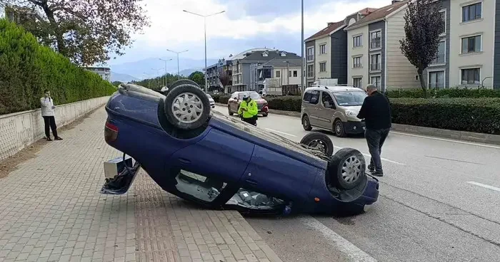 Kaza yapan otomobil takla atarak ters durdu: 1 yaralı