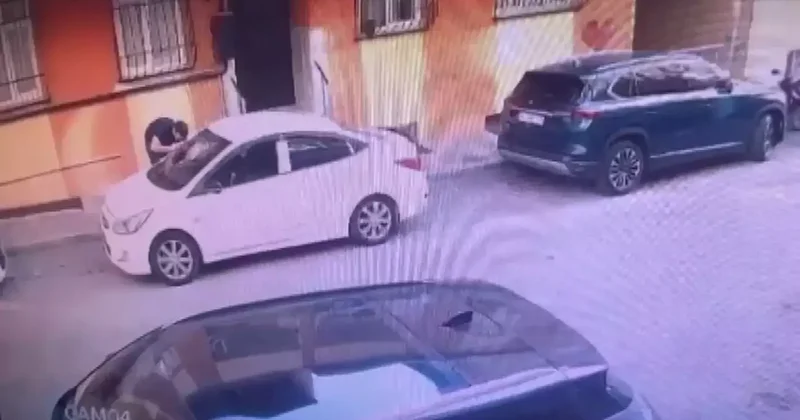 Otomobil kiralamak isteyenleri dolandıran 2 kişi kamerada