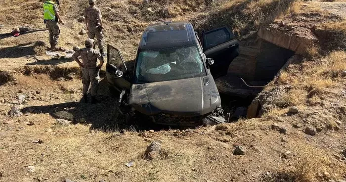 Muş’ta takla atan araç şarampole uçtu: 3 yaralı