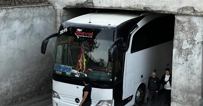 Takım otobüsü alt geçide sıkıştı! Kurtarma ekibi geldi Sözcü Gazetesi