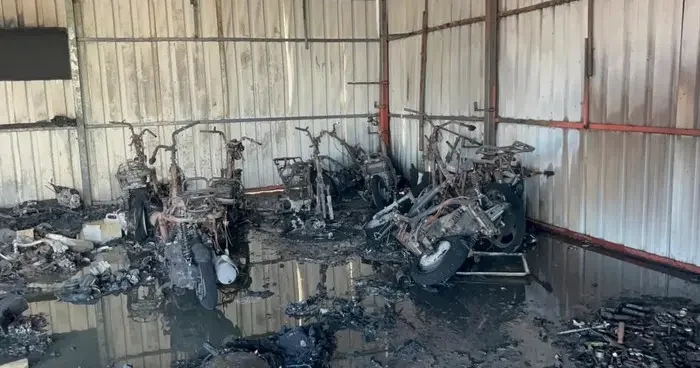 Antalya da motosiklet servisinde çıkan yangında 10 un üzerinde motosiklet küle döndü