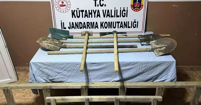 İş makinesiyle define arayan şahısları jandarma yakaladı