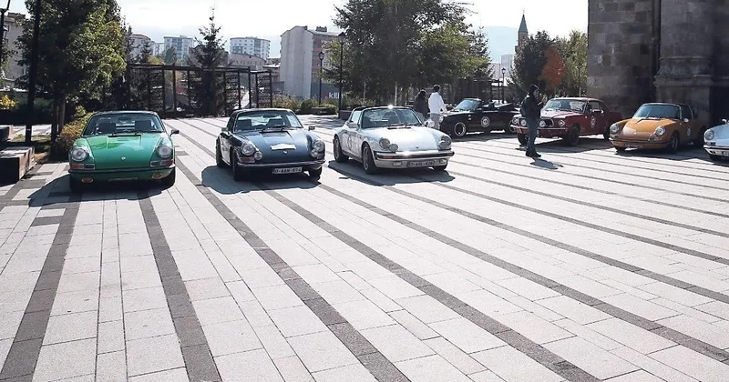 Klasik otomobiller doğu Anadolu yollarında